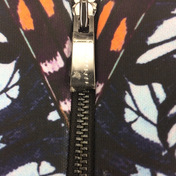 VINCE CAMUTO Graphic Print Scuba Shift Dress - Picture 6 of 8